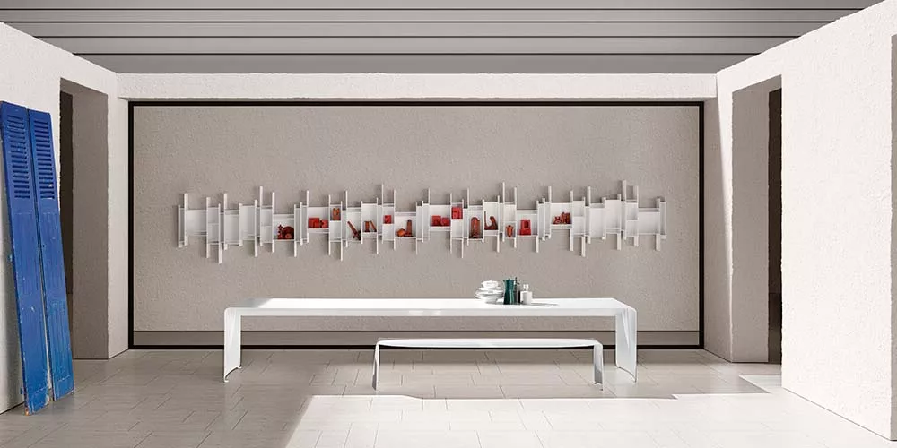 MDF Italia La Grande Regal in Weiß, modernes Design, an einer strukturierten Wand in einem minimalistischen Raum mit blauen Akzenten.