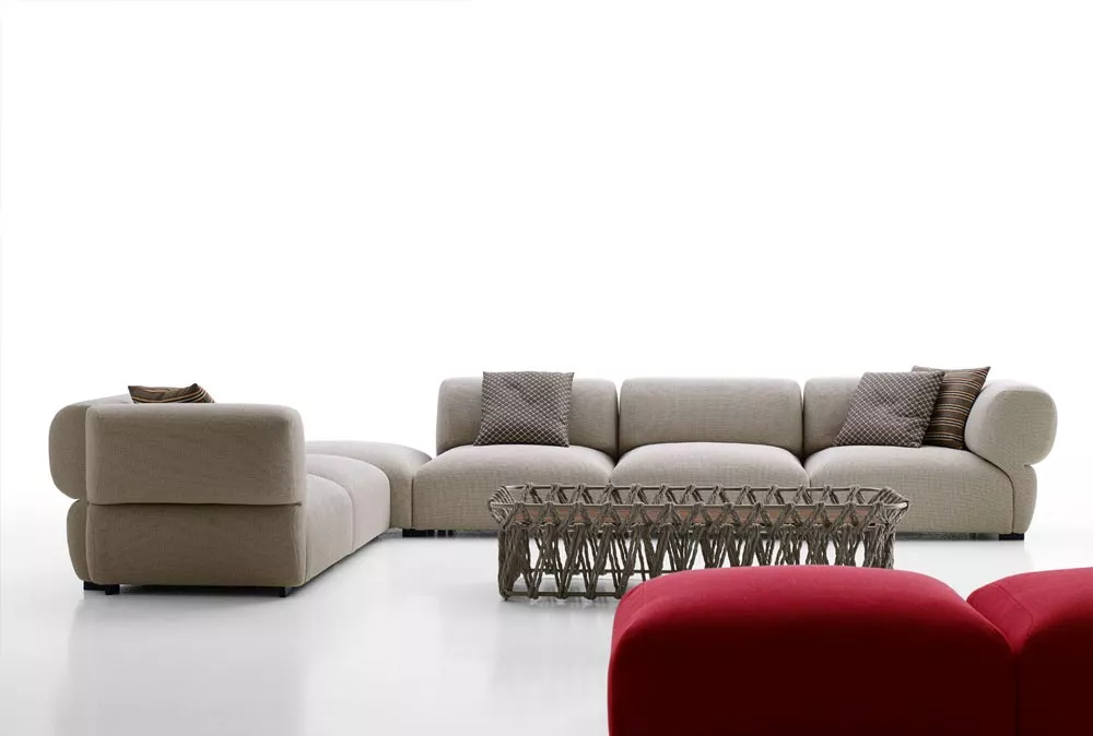 B&B Italia Butterfly Outdoor Loungegruppe in einem modernen Wohnzimmer mit einem roten Sessel und einem geflochtenen Couchtisch ohne Hintergrund