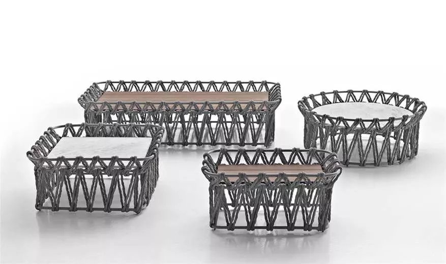 B&B Italia Butterfly rechteckiger Beistelltisch in einem modernen Design mit geflochtenem Gestell und heller Tischplatte ohne Hintergrund.