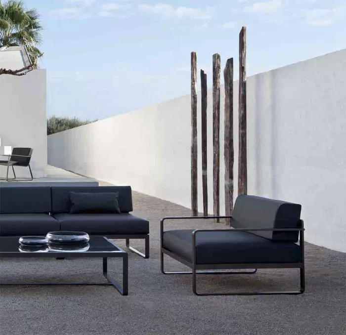 Sitz-Loungesofa von Bivaq in Anthrazit, hochwertige Outdoor-Gartenmöbel auf einer modernen Terrasse mit minimalistischem Hintergrund.