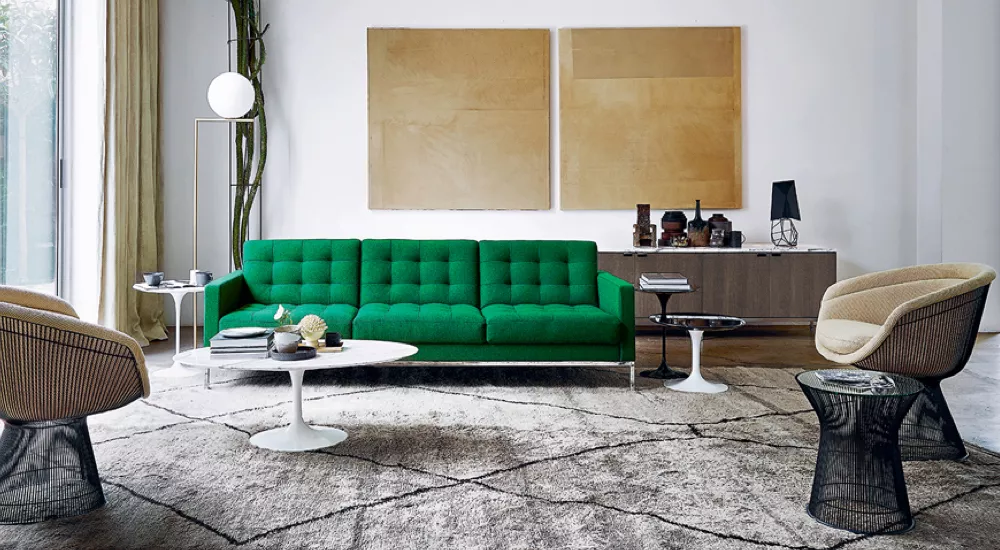 Grüner Platner Lounge Chair von Knoll in modernem Wohnzimmer mit Teppich und Kunstwerken an der Wand.