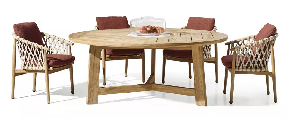 B&B Italia Ginestra Gartentisch 180 cm mit vier Stühlen und einer Obstschale auf dem Tisch ohne Hintergrund