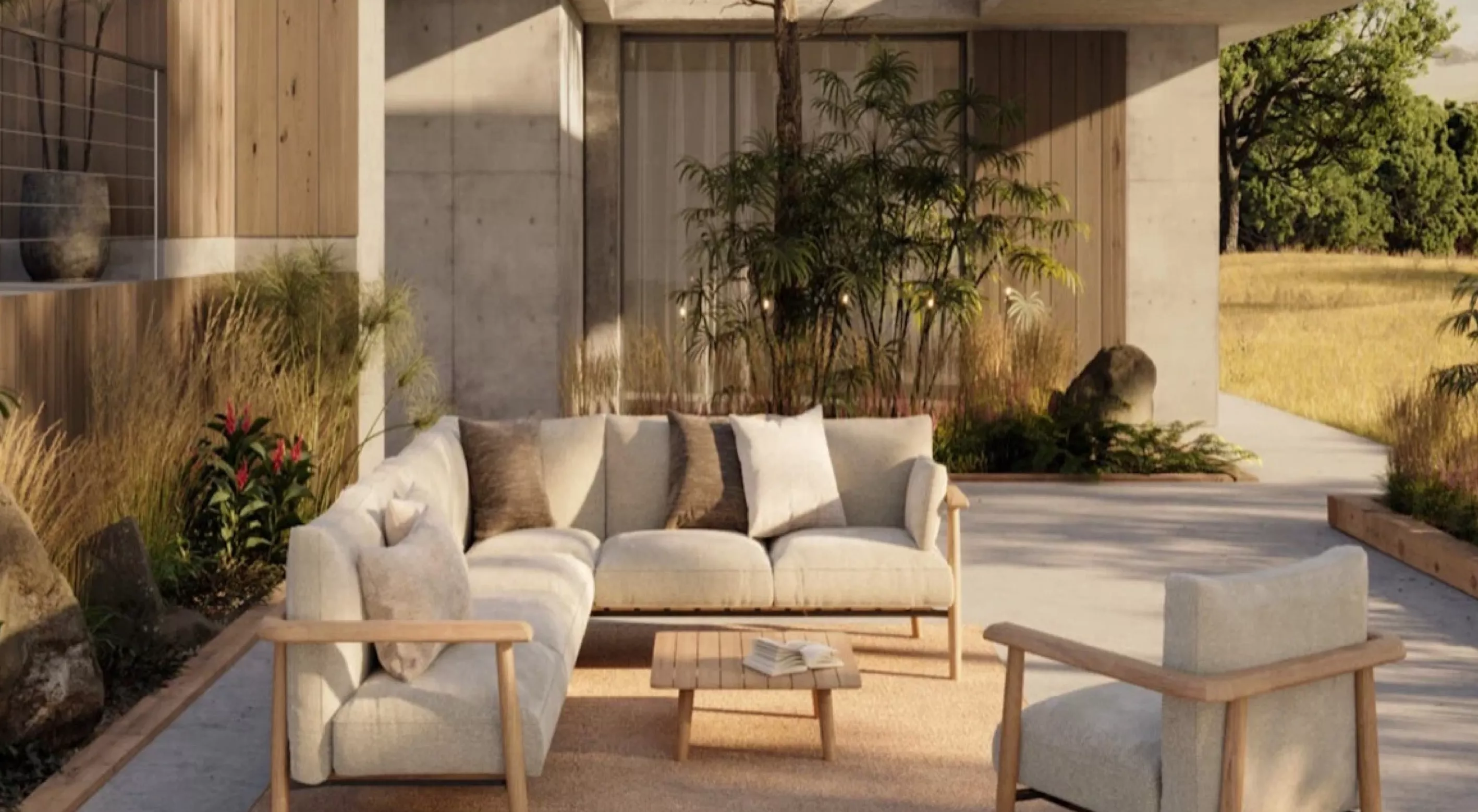 Helle Gartenmöbel von Villa Schmidt auf einer Terrasse mit Betonwänden und Pflanzen im Hintergrund, stimmungsvolle Nachmittagssonne.