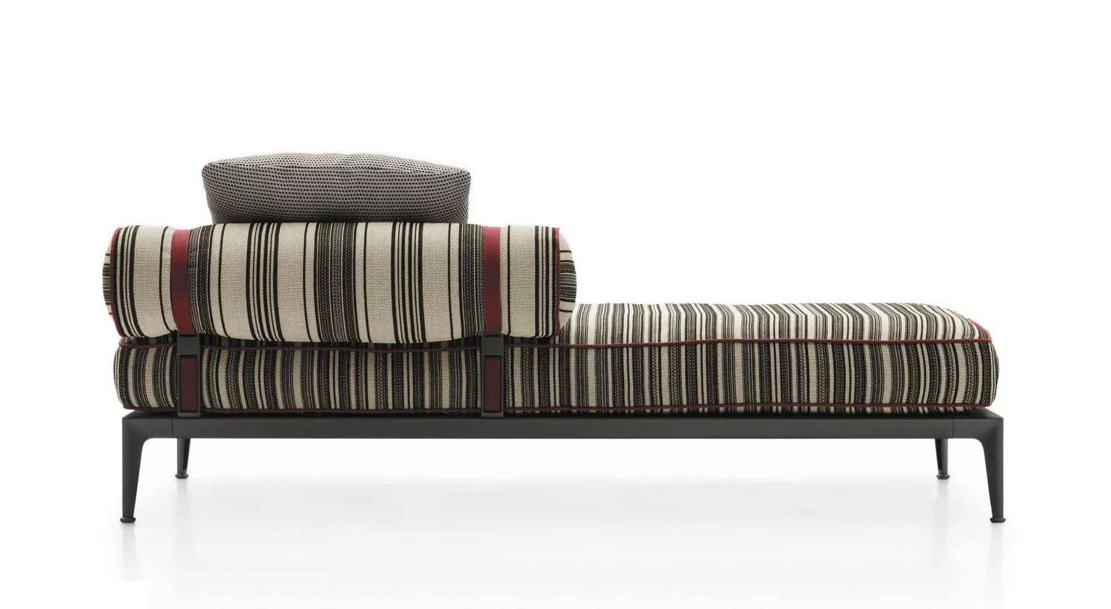 B&B Italia Ribes Loungemodul mit Kissenrolle in gestreiftem Stoff auf weißem Hintergrund.