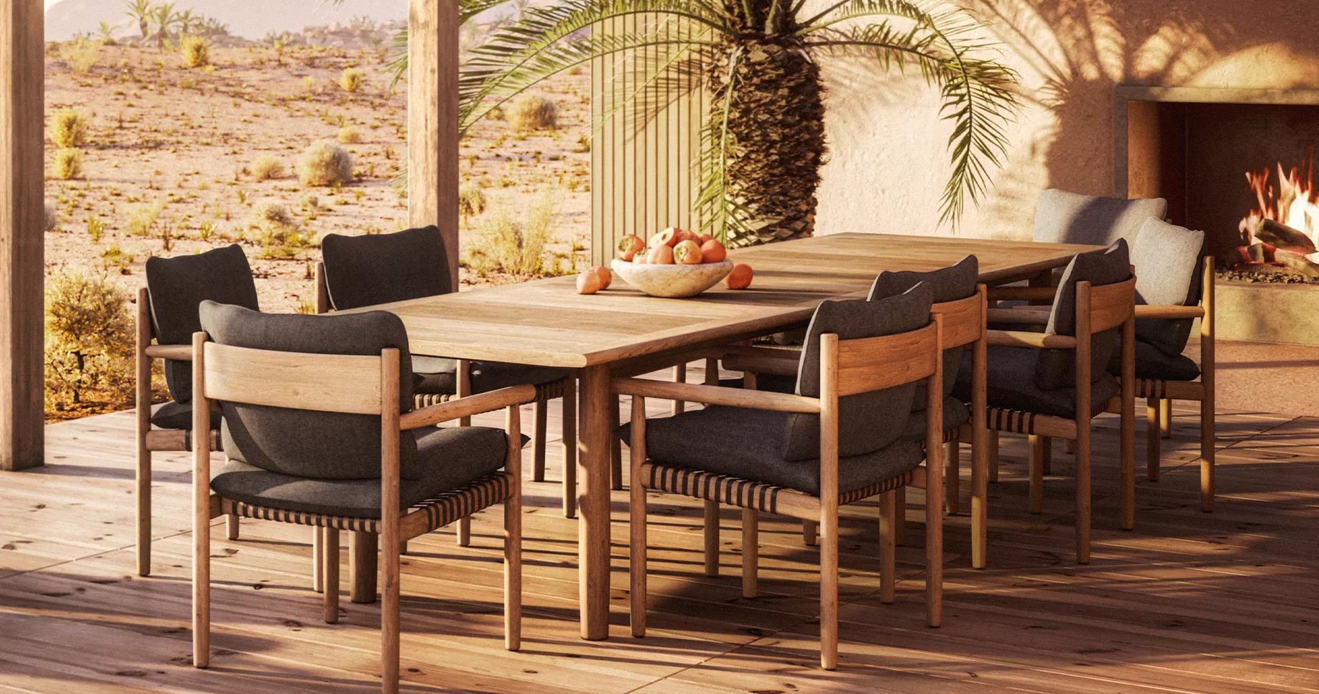 Caneline Tibbo Esstisch-Set aus hellem Holz mit dunkelgrauen Stühlen, auf einer Terrasse mit Wüstenlandschaft im Hintergrund.