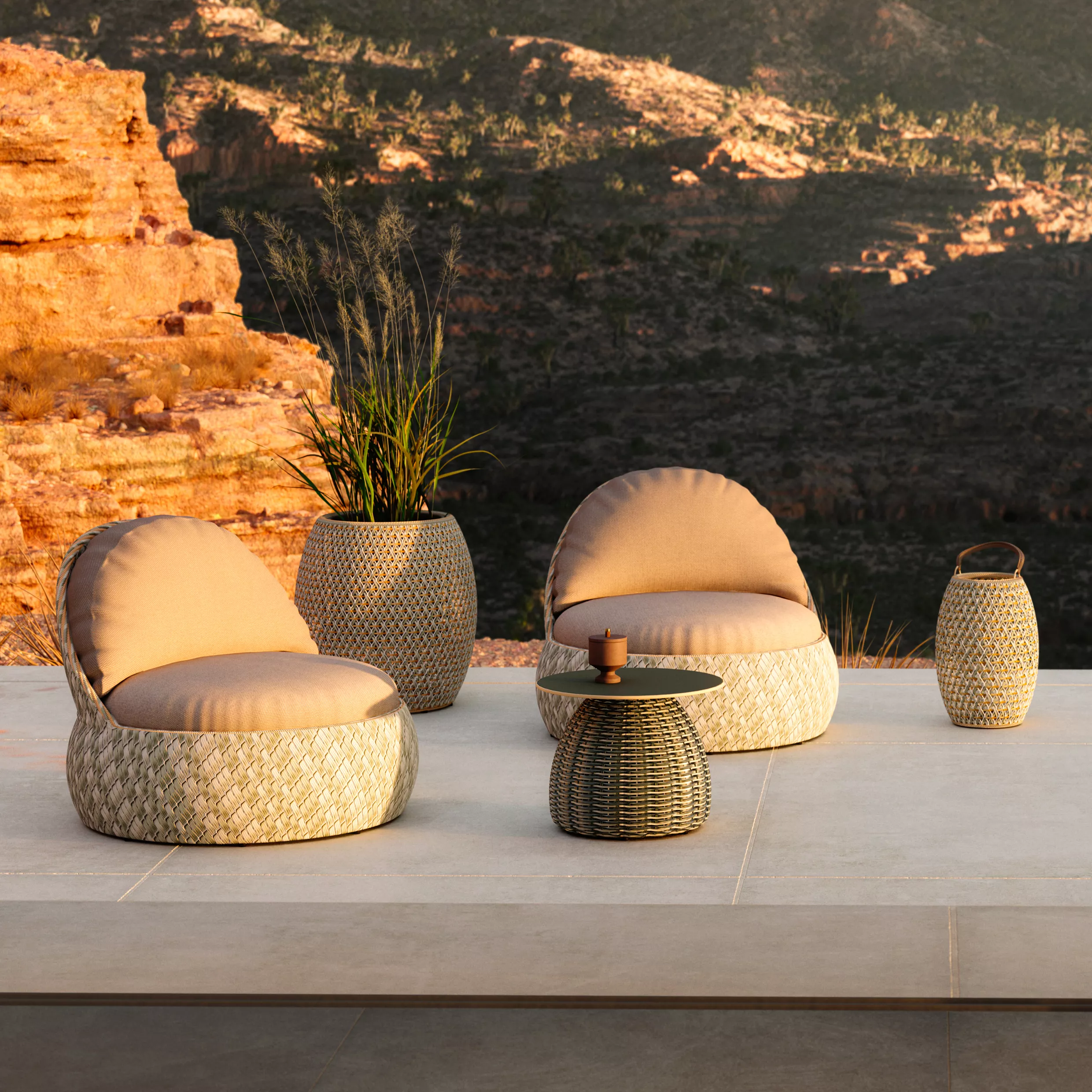 Zwei Dedon Porcini Beistelltische und zwei Dedon Loungesessel stehen auf einer Terrasse in einer Wüstenlandschaft im Sonnenuntergang.