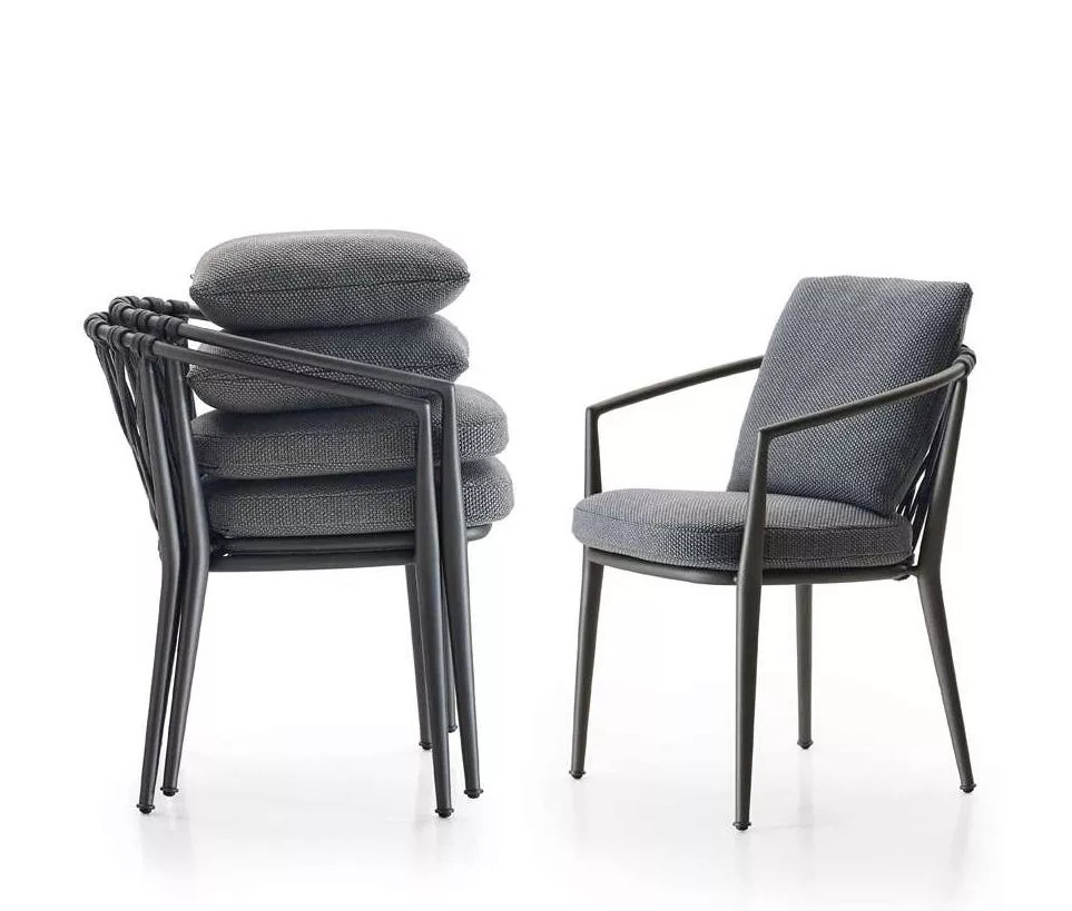 B&B Italia Erica Armlehnstuhl 61 in Grau mit vier gestapelten Kissen auf einem Stuhl und einem einzelnen Stuhl daneben ohne Hintergrund