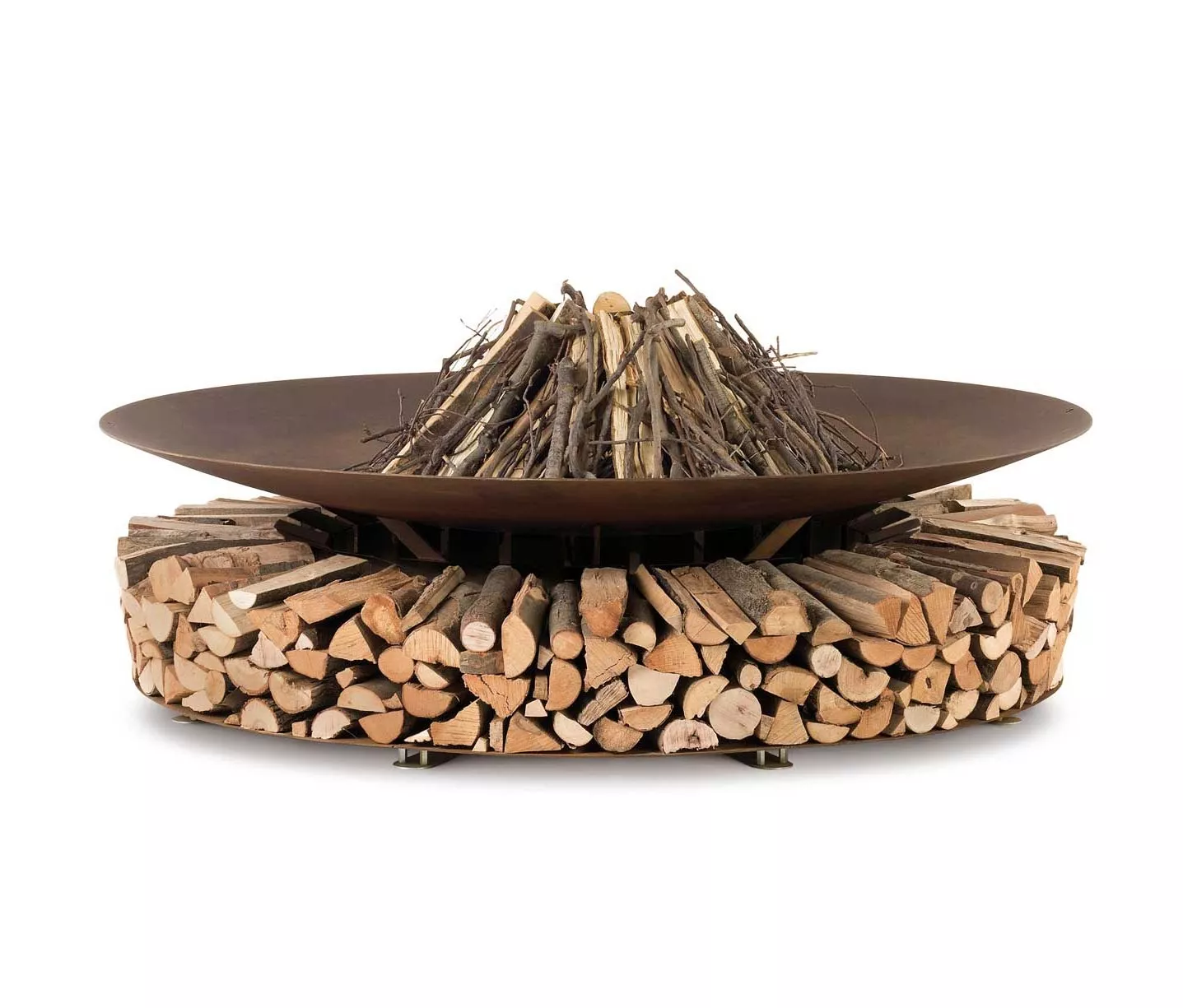 AK47 Fuocolo Feuerstelle 180 cm mit Holzstapeln in einer kreisförmigen Anordnung ohne Hintergrund