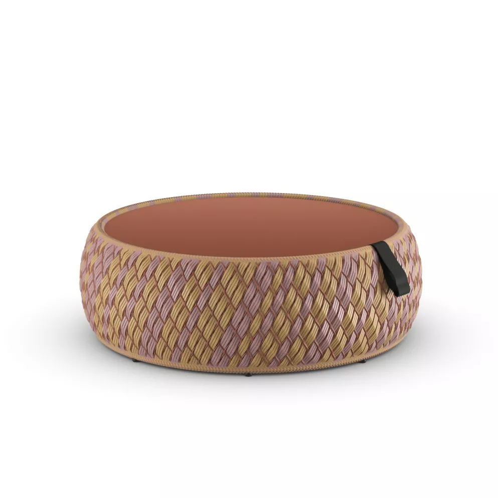 Dedon Dala Kaffeetisch 96 cm in einem geflochtenen Design in den Farben Gelb und Rosa ohne Hintergrund.