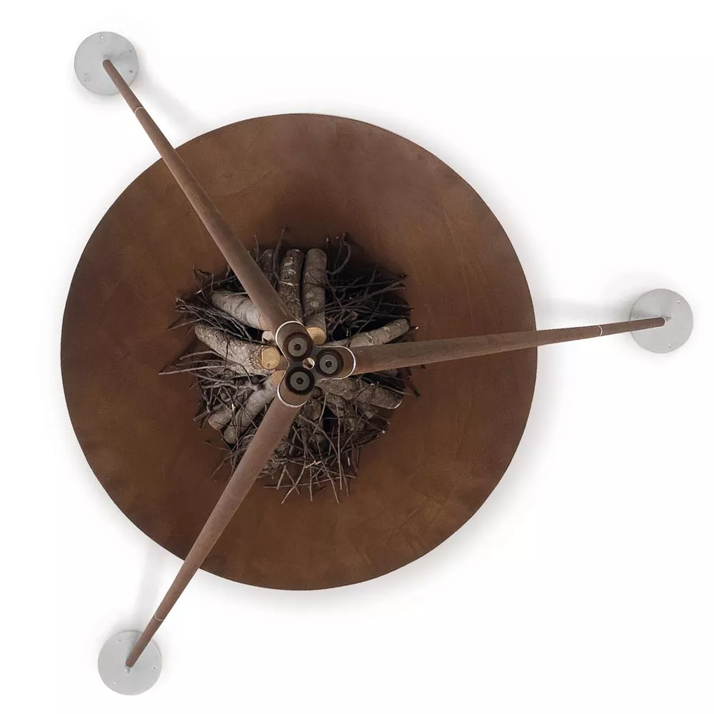 AK47 Tripee Feuerstelle aus oxidiertem Stahl 120 cm ohne Hintergrund