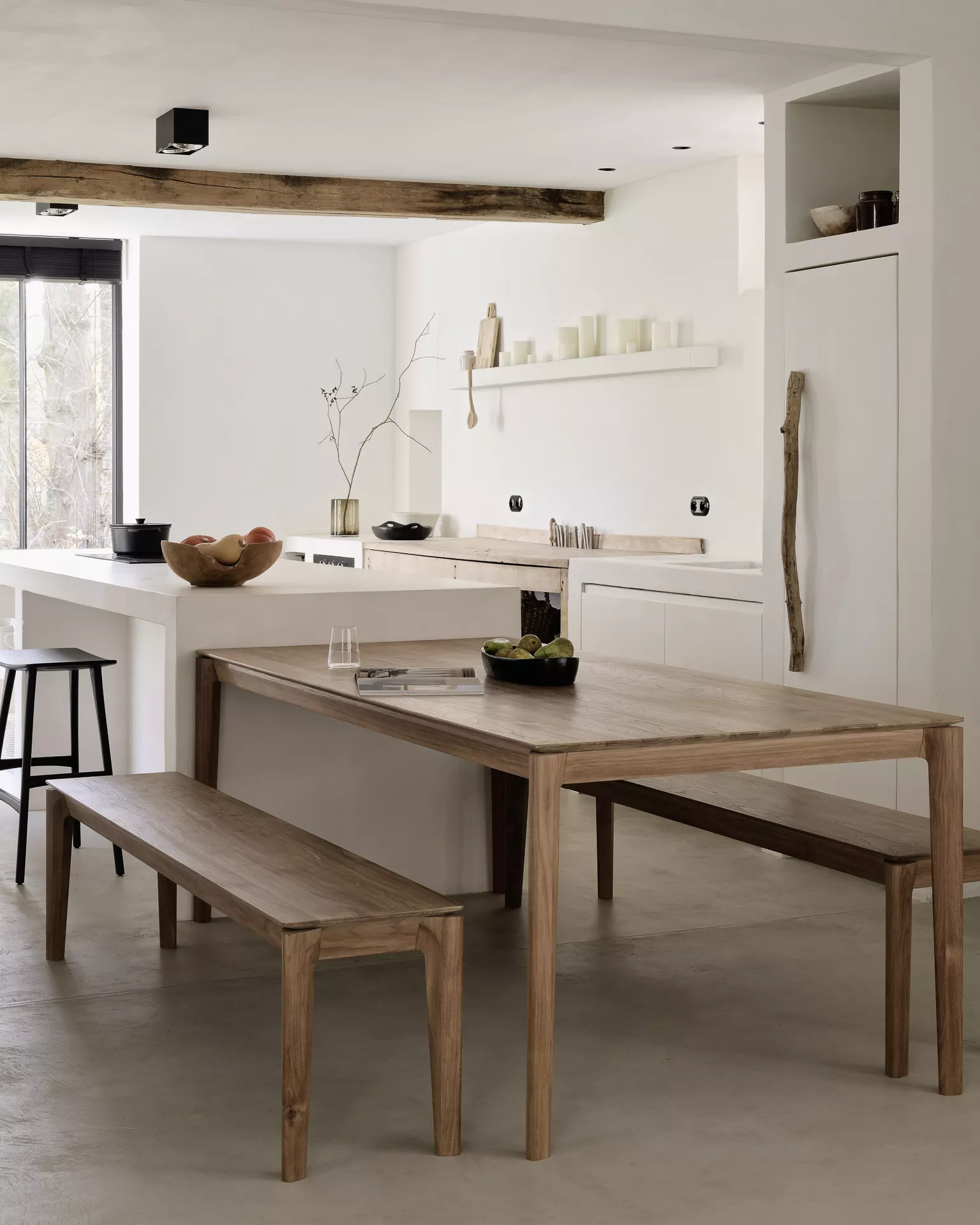 Esszimmer mit Ethnicraft Bok Esstisch und Bank aus Teakholz, Osso Barhocker, in modernem, minimalistischem Ambiente mit hellem Hintergrund.