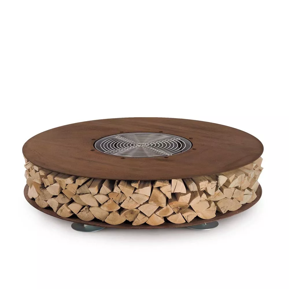 AK47 Zero Feuerstelle 200 cm Gartenkamin mit Holzscheiten dekoriert auf weißem Hintergrund