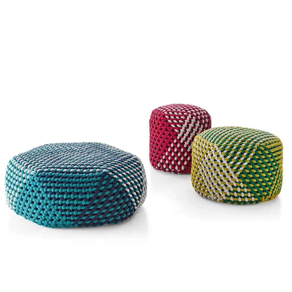 B&B Italia Tramae Hocker in verschiedenen Farben und Größen als Moodbild mit drei Hockern auf weißem Hintergrund