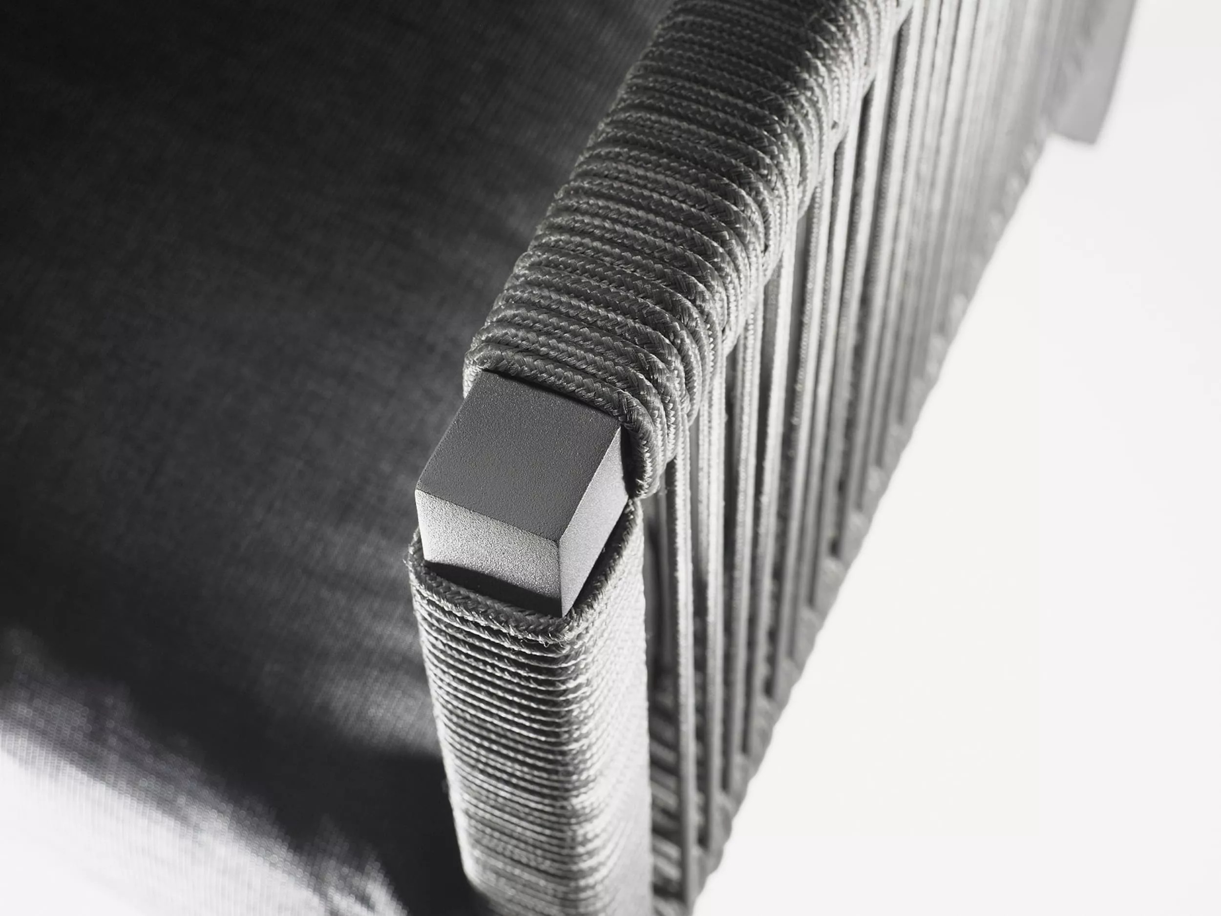 Solpuri Club Sessel Detailansicht des Sessels mit grauem Stoff und geflochtenen Seilen ohne Hintergrund