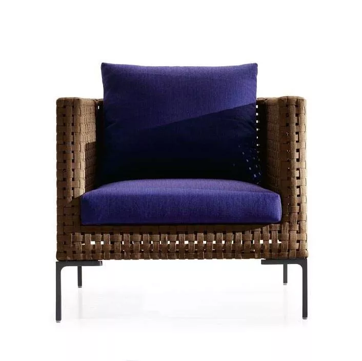 B&B Italia Charles Outdoor Sessel mit braunem Geflecht und lila Kissen auf weißem Hintergrund