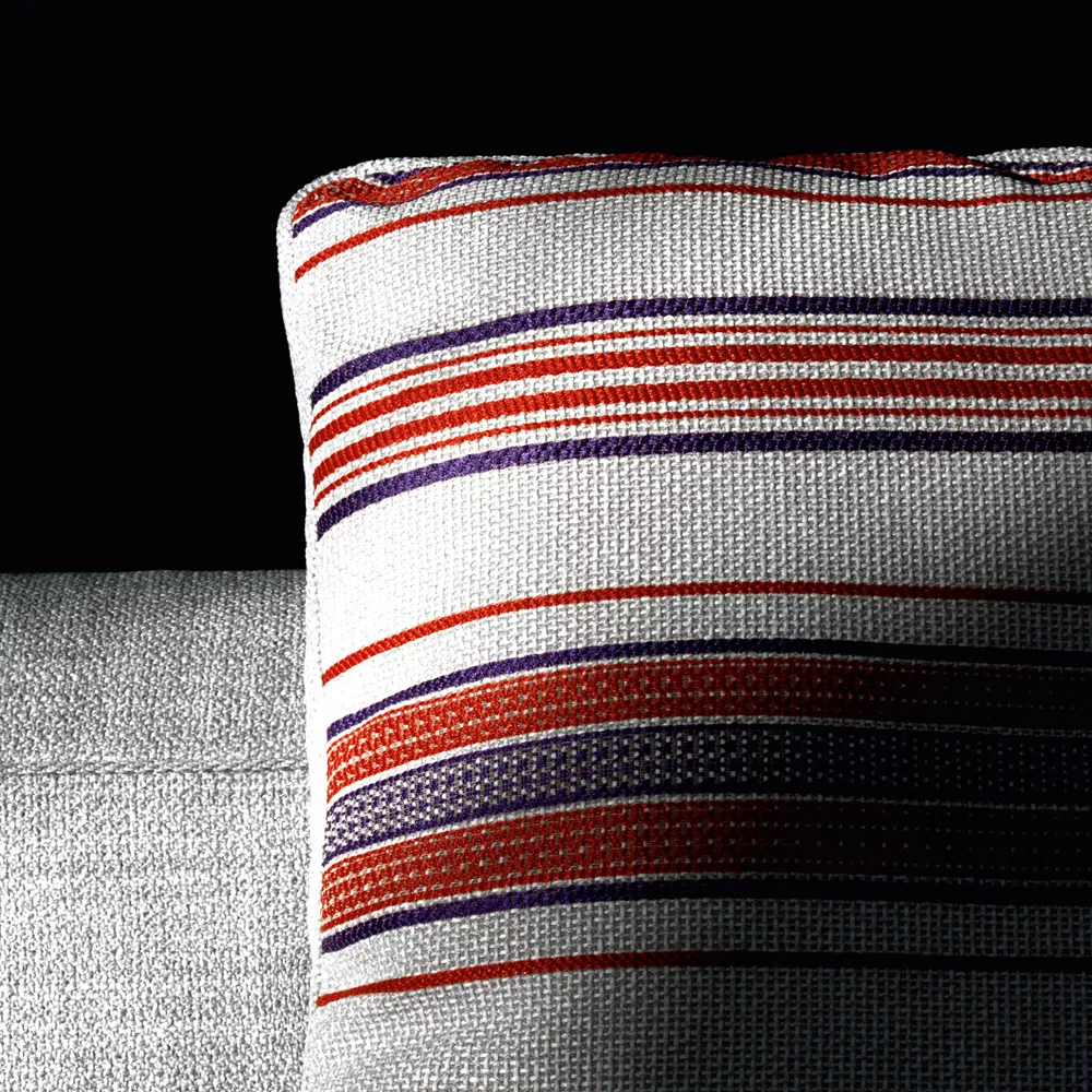 B&B Italia Hybrid Sofa Loungemodul mit gestreiftem Kissen in Rot Lila und Weiß in einer stimmungsvollen Beleuchtung