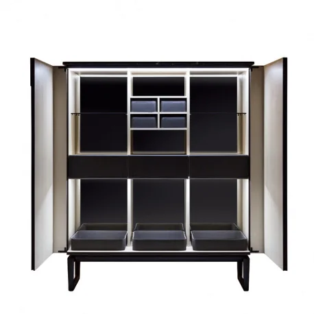 Die Fidelio Tische zeichnen sich durch die elegante Kombination hochwertiger Materialien und präziser Verarbeitung aus Das Untergestell aus massiver Esche in warmen Mokka oder Wenge Tönen verleiht ihm mit seinem dreieckigen Querschnitt eine moderne Ästhet