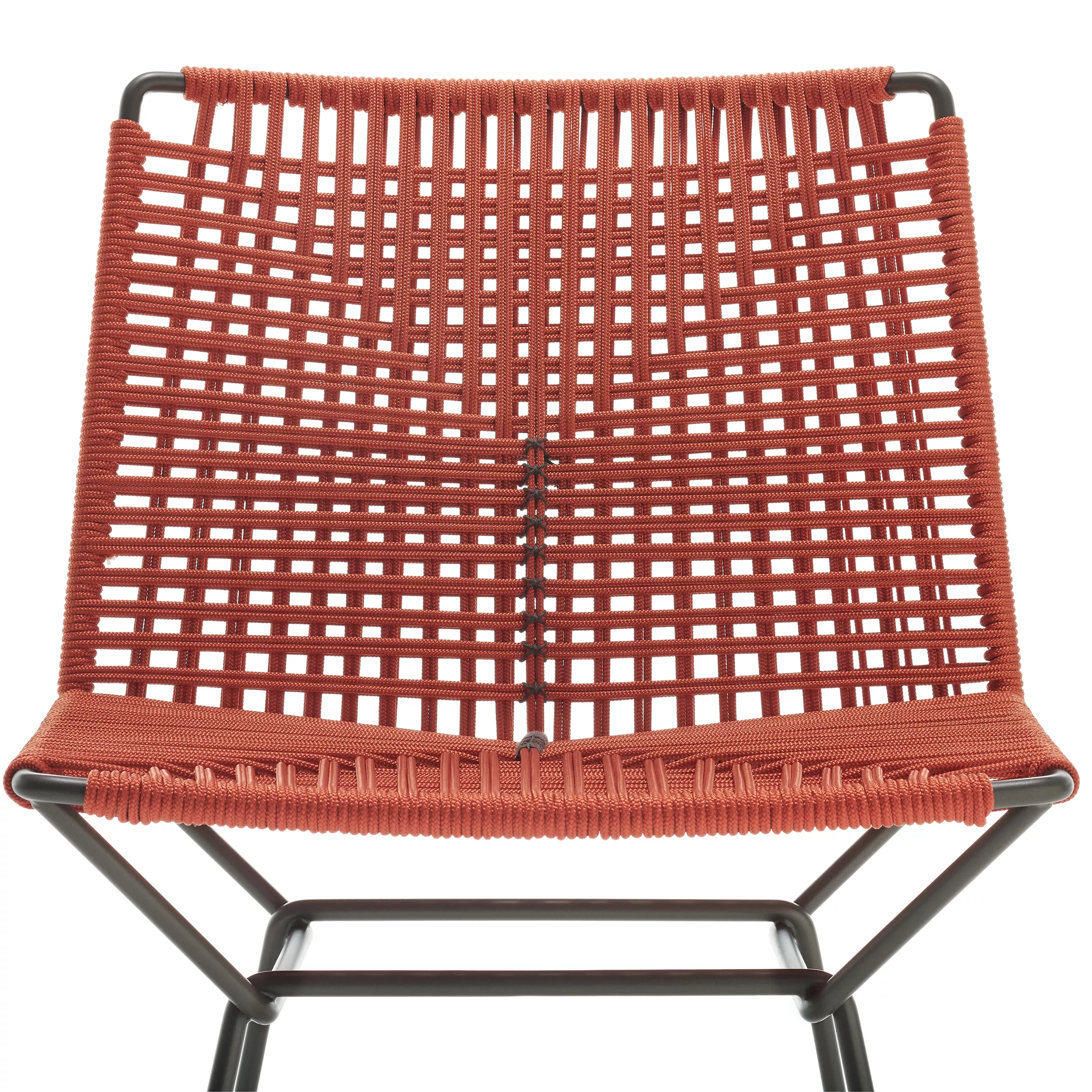 MDF Italia Neil Twist Stuhl in Rot mit geflochtenem Sitz und schwarzem Metallrahmen ohne Hintergrund.
