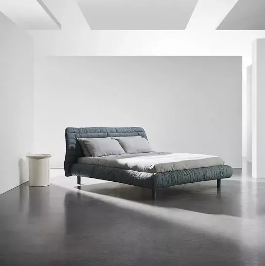 Gervasoni Sweet 47 Bett in einem modernen minimalistisch eingerichteten Schlafzimmer mit grauem Boden und weißen Wänden ohne Hintergrund