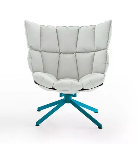 B&B Italia Husk Outdoor Loungesessel in Weiß mit blauem Gestell vor weißem Hintergrund