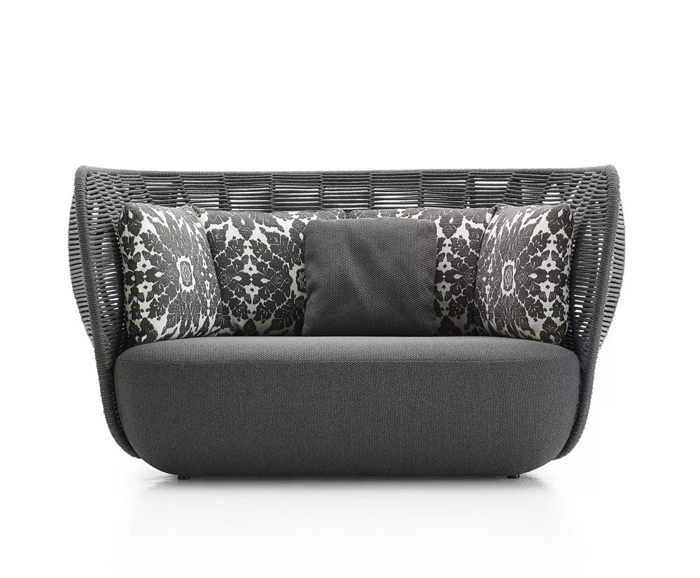 B&B Italia Bay Loungesofa in Dunkelgrau mit gemusterten Kissen ohne Hintergrund