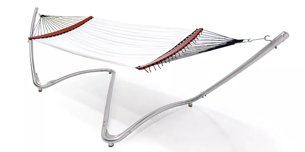 Hängematte Air Lounge von Villa Schmidt in Weiß mit silbernem Gestell, freigestellt auf weißem Hintergrund.