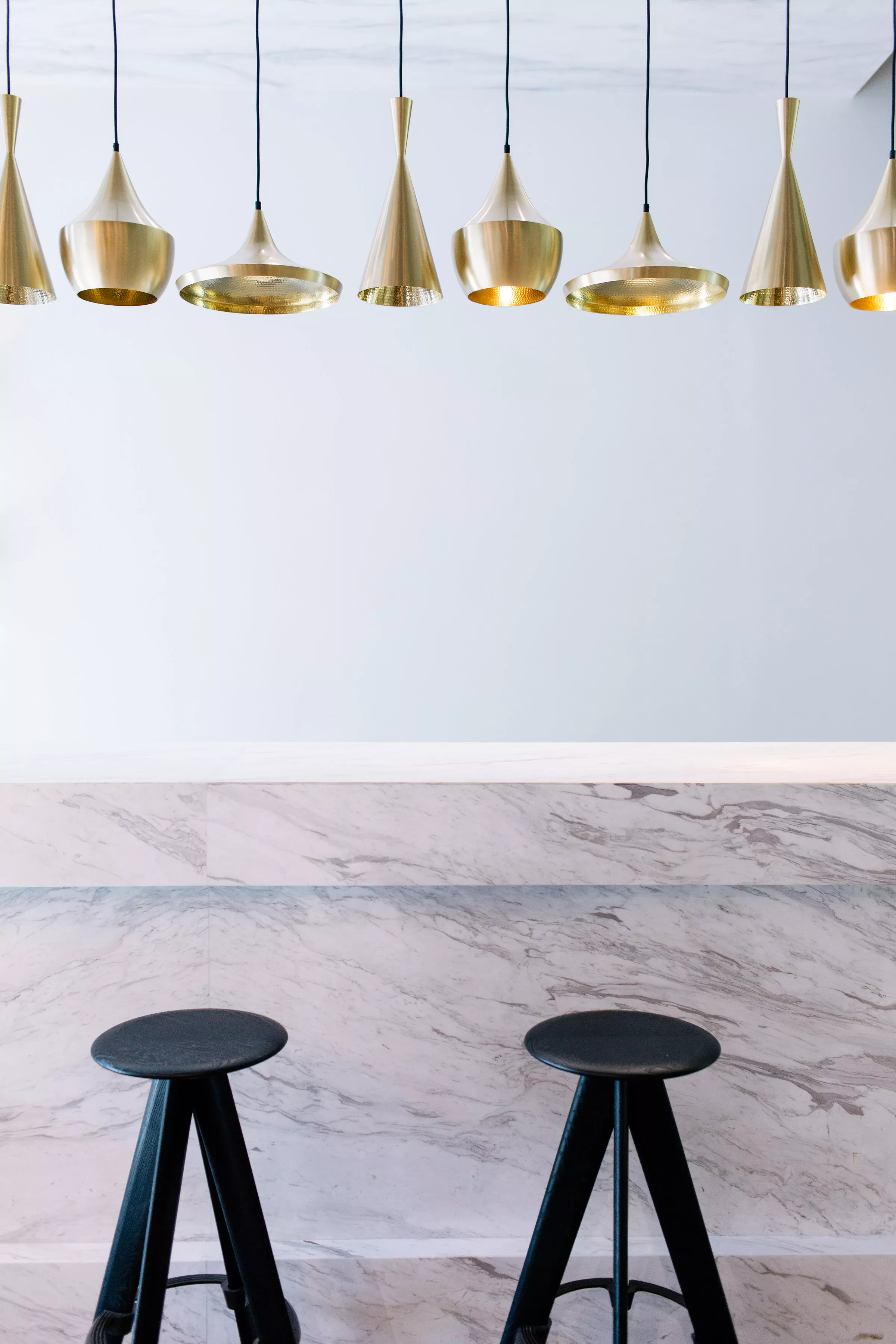 Tom Dixon_Beat_Fat_Lampen_können_einzeln_oder_in_Gruppen_aufgehängt_werden_um_ihr_originelles_Design_zu_präsentieren