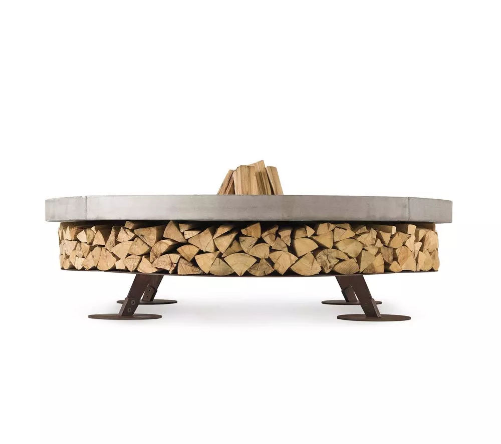 AK47 Ercole Beton Stahl Feuerstelle Small 150 cm ohne Hintergrund mit Holzstapeln darunter