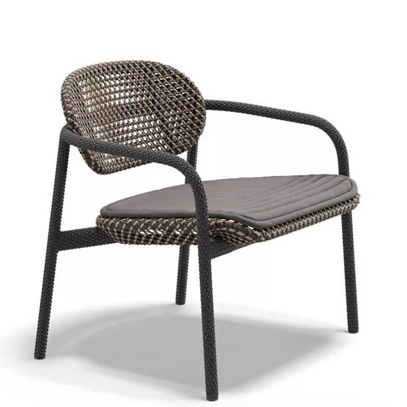 Dedon Roii Loungesessel in Schwarz und Braun mit grauem Sitzkissen ohne Hintergrund