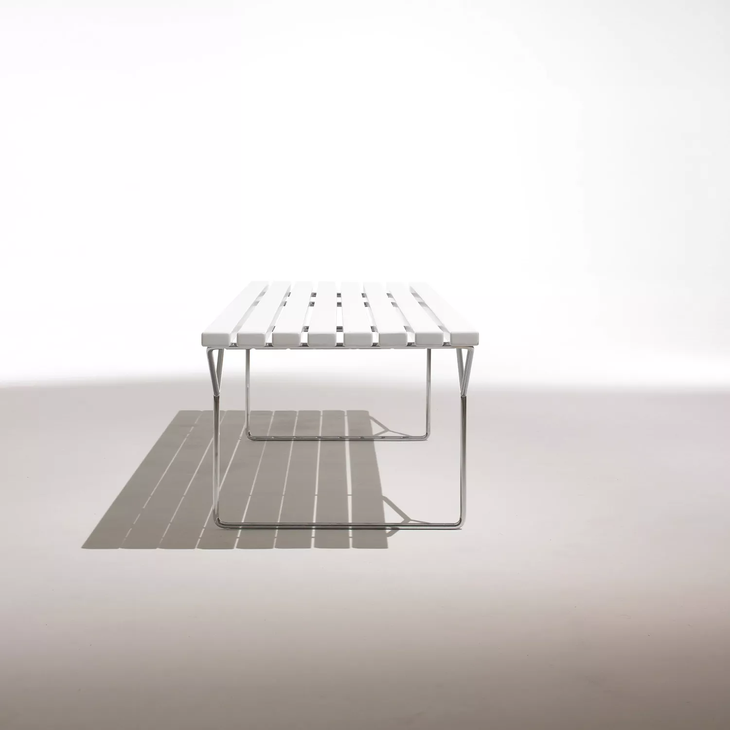 Knoll Harry Bertoia Lattenbank mit Akryl in einem minimalistischen Studio ohne Hintergrund