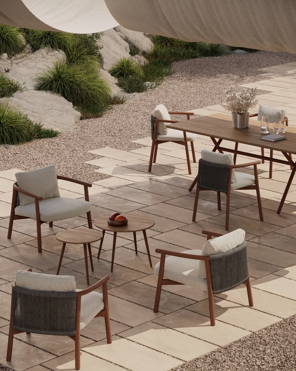 Bivaq Balm Kollektion in Naturtönen auf einer Terrasse mit Holzmöbeln und Steinboden, umgeben von Pflanzen, in entspannter Atmosphäre.