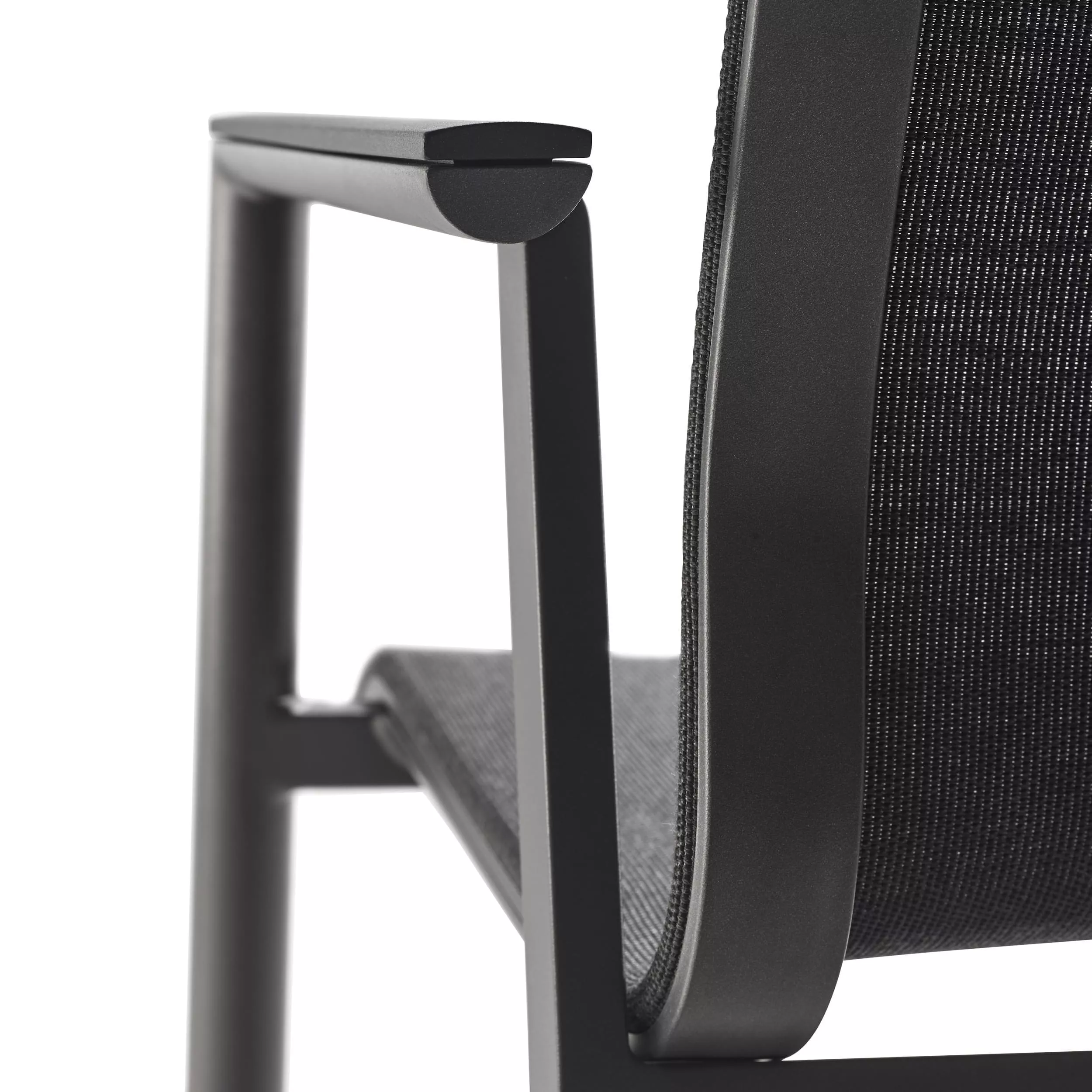 Solpuri Soul Stapelsessel in Anthracite zeigt eine Nahaufnahme des Stuhls mit Fokus auf die Armlehne und das Material ohne Hintergrund