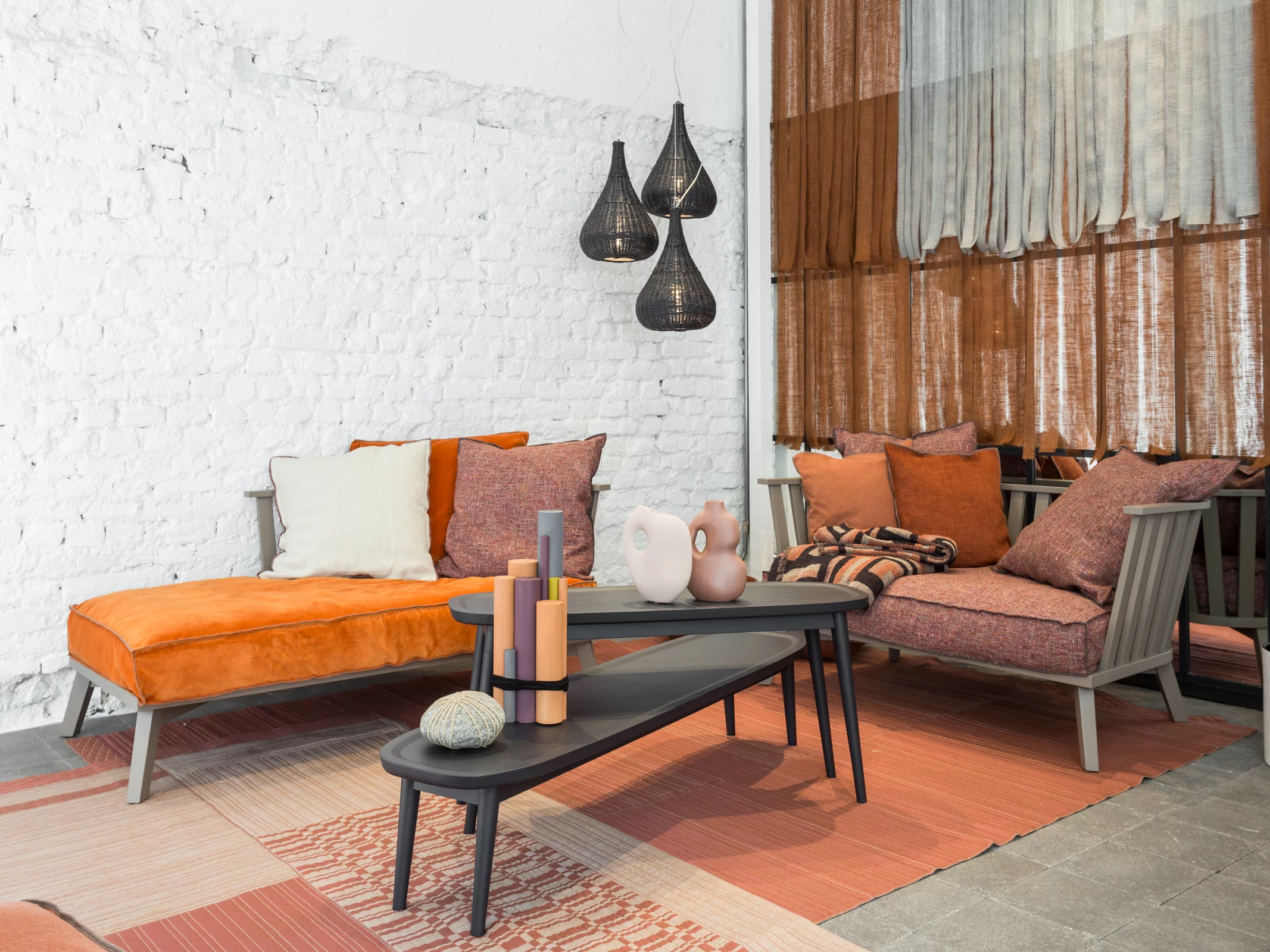 Gervasoni Via Durini Salone zeigt ein Wohnzimmer mit modernen Möbeln in warmen Farben und stilvollen Dekorationen in einer gemütlichen Atmosphäre