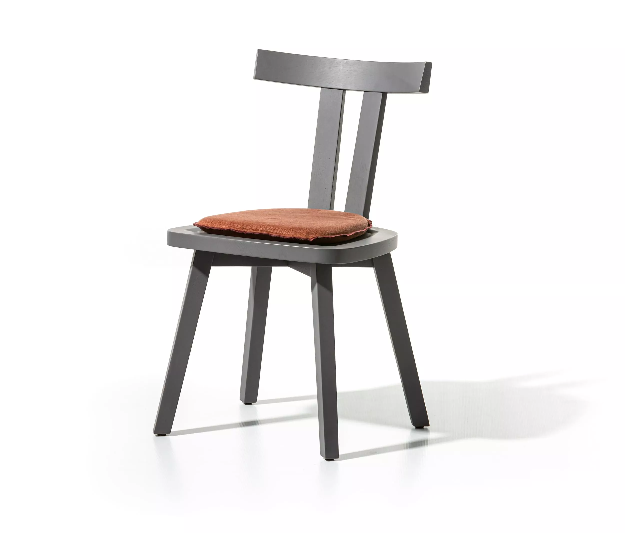 Gervasoni Gray 23 Stuhl in Grau mit braunem Sitzkissen auf weißem Hintergrund