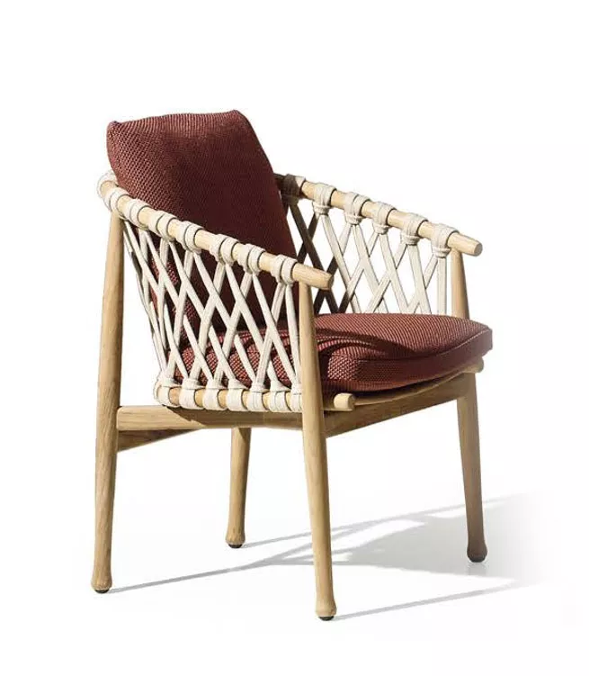 B&B Italia Ginestra Armlehnstuhl mit rotem Kissen und Holzrahmen ohne Hintergrund