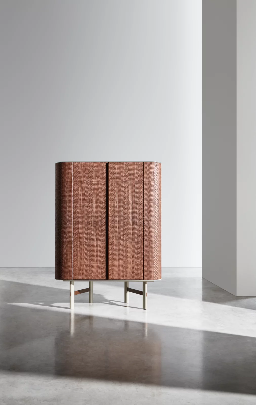 Gervasoni Sideboard 2932 in einem minimalistischen Raum auf einem Betonboden mit Licht und Schatten ohne Hintergrund
