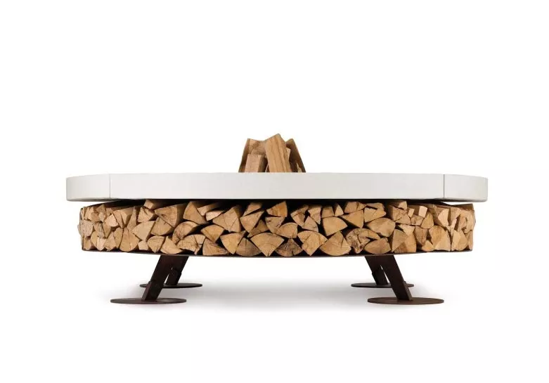 AK47 Ercole Stahl Feuerstelle in XSmall mit 120 cm Durchmesser gefüllt mit Holzscheiten ohne Hintergrund