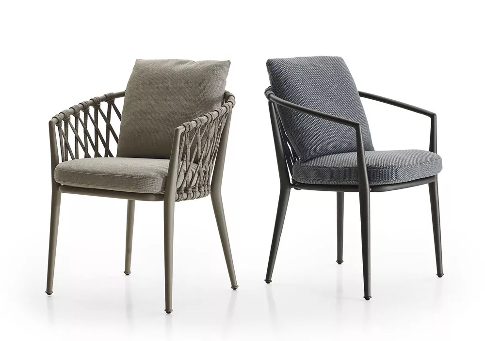 B&B Italia Erica Armlehnstuhl in zwei Farben auf weißem Hintergrund