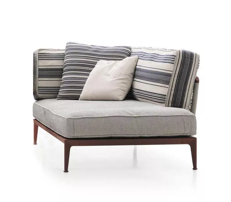 B&B Italia Ribes Chaiselongue Modul mit gestreiften Kissen und einem beigen Kissen auf weißem Hintergrund