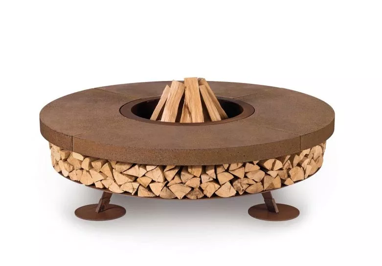 AK47 Ercole Stahl Feuerstelle XSmall 120 cm mit Holzstapeln in der Mitte ohne Hintergrund