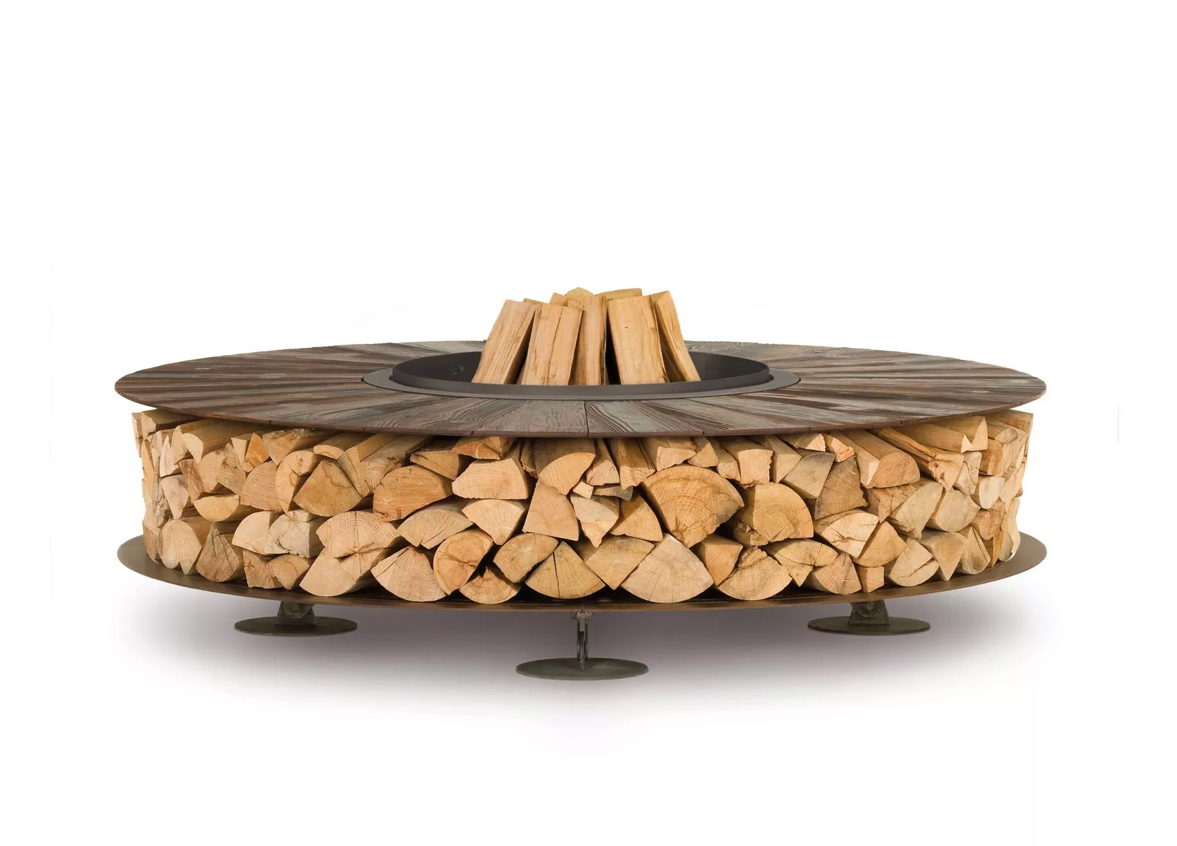 AK47 Zero Iron Brown Feuerstelle 200 cm Gartenkamin Zero ohne Hintergrund mit Holzstapeln und Feuerholz in der Mitte