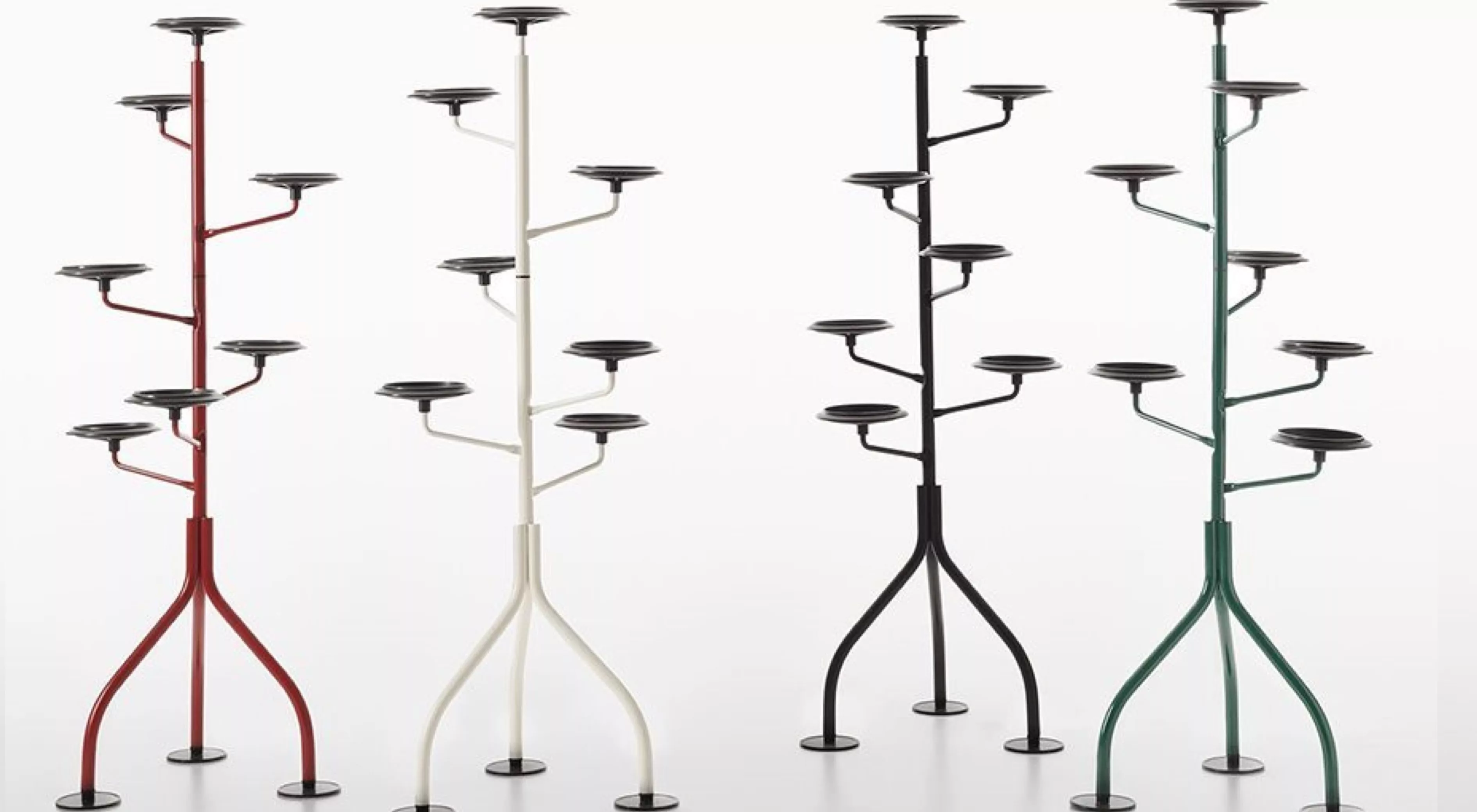 Vier bunte, moderne Alessi "Albero" Pflanzenständer in Rot, Weiß, Schwarz und Grün auf weißem Hintergrund, technische Abbildung.