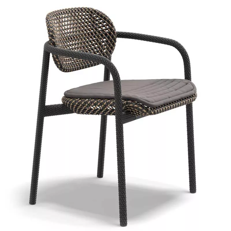 Dedon Roii Armlehnstuhl in Schwarz und Braun mit gepolstertem Sitz ohne Hintergrund