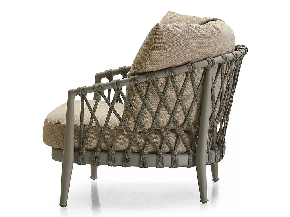 B&B Italia Erica Loungesessel 90 cm in Beige mit geflochtenem Rückenteil und Kissen auf weißem Hintergrund.