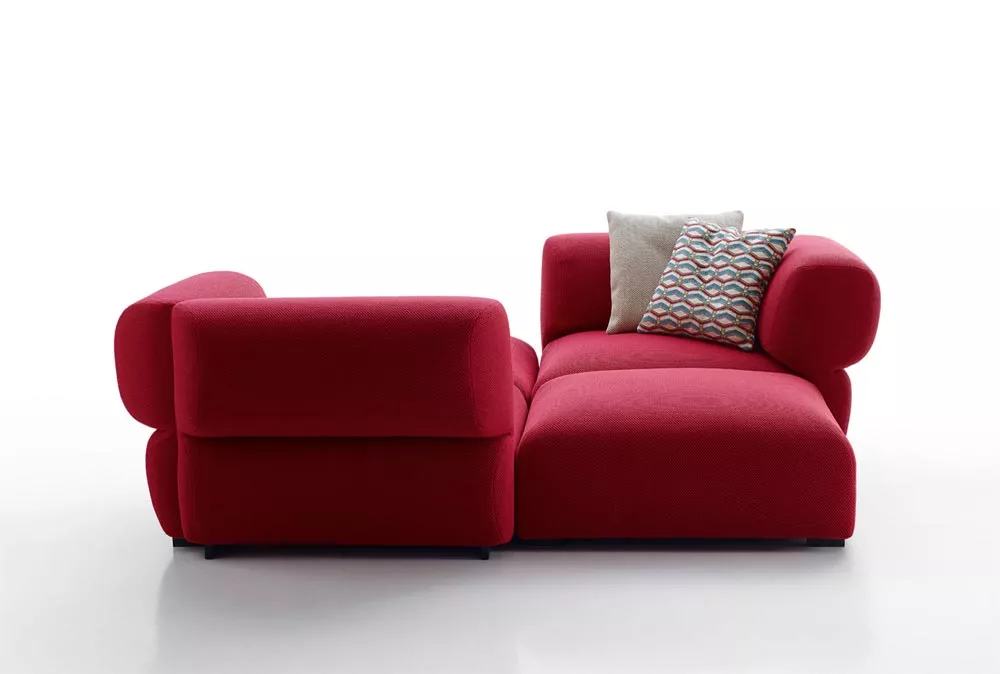 B&B Italia Butterfly Outdoor Loungegruppe in Rot mit zwei Kissen auf weißem Hintergrund.