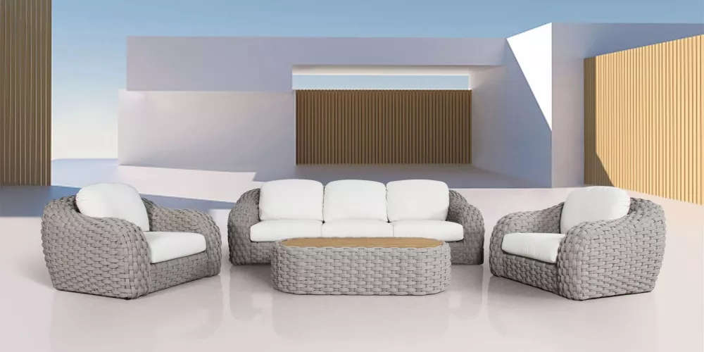 Gartenmöbel-Set Royal Mirage Geneva Kollektion in Grau mit weißer Polsterung, bestehend aus Sofa, zwei Sesseln und Tisch, vor modernem Hintergrund.
