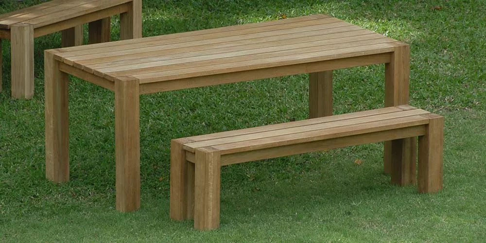 Royal Mirage Tokyo Holztisch und Bank in Naturfarbe auf grünem Rasen, technische Abbildung.