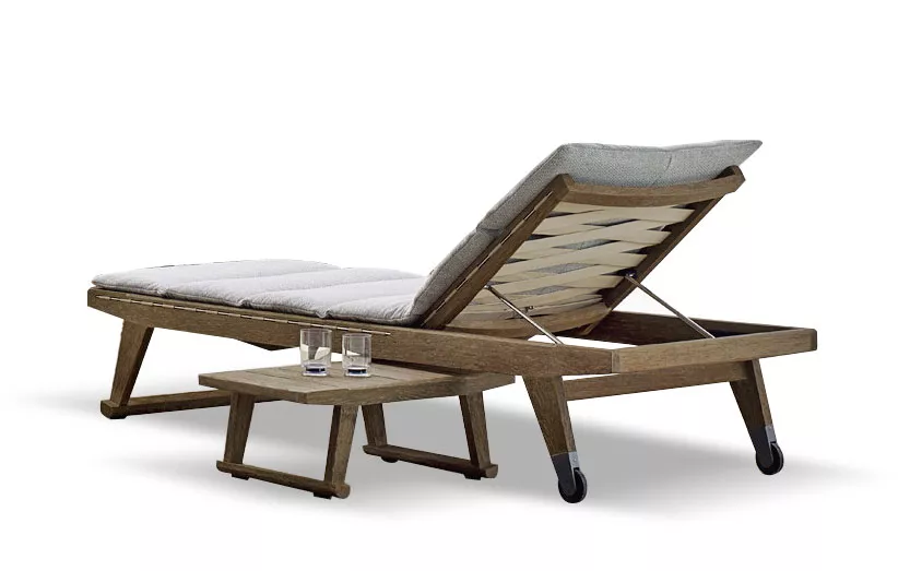 B&B Italia Gio Loungetisch 65 cm aus Holz mit zwei Gläsern auf der Tischplatte und einer Liege im Hintergrund ohne Hintergrund