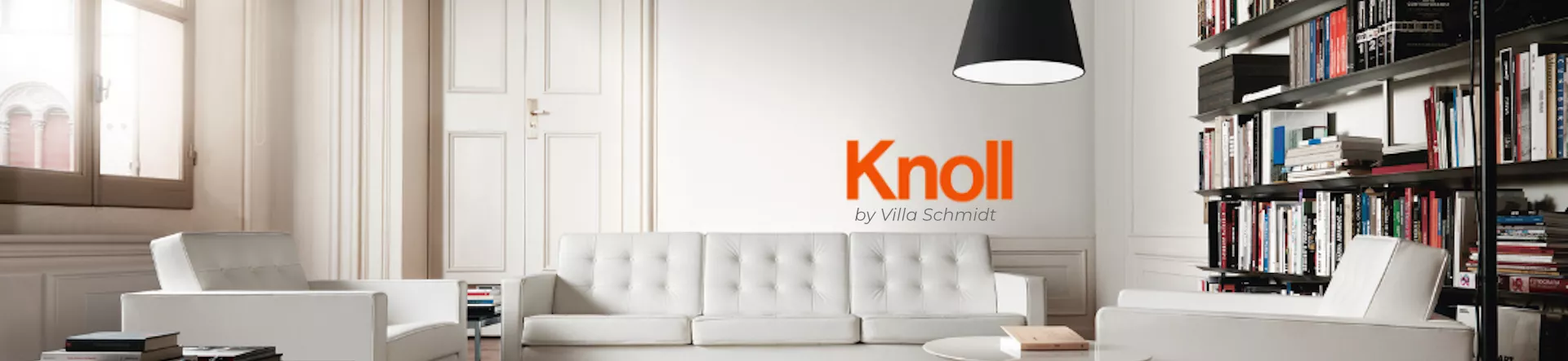 Knoll by Villa Schmidt Wohnzimmer mit weißen Sofas und Bücherregalen im Hintergrund stimmungsvolles Bild einer modernen und eleganten Einrichtung