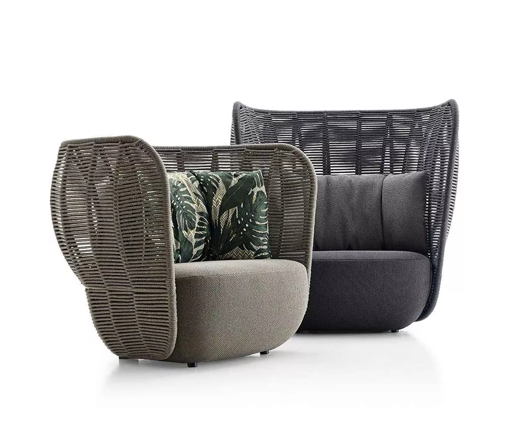 Zwei B&B Italia Bay Loungesessel mit niedriger Rückenlehne in Grau und Schwarz mit dekorativen Kissen in einem modernen Wohnambiente.